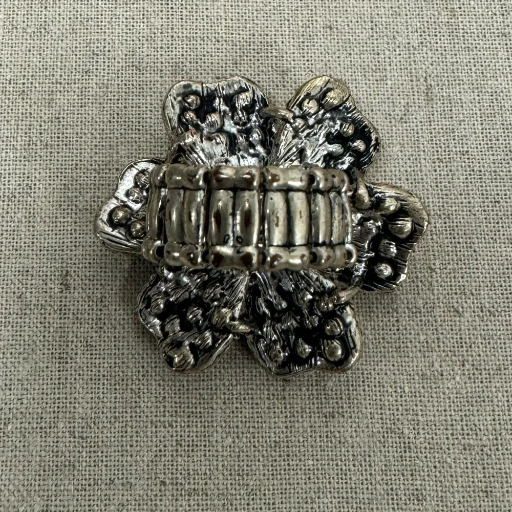 Rhinestone Stretch Flower Ring - Picture 2 of 4